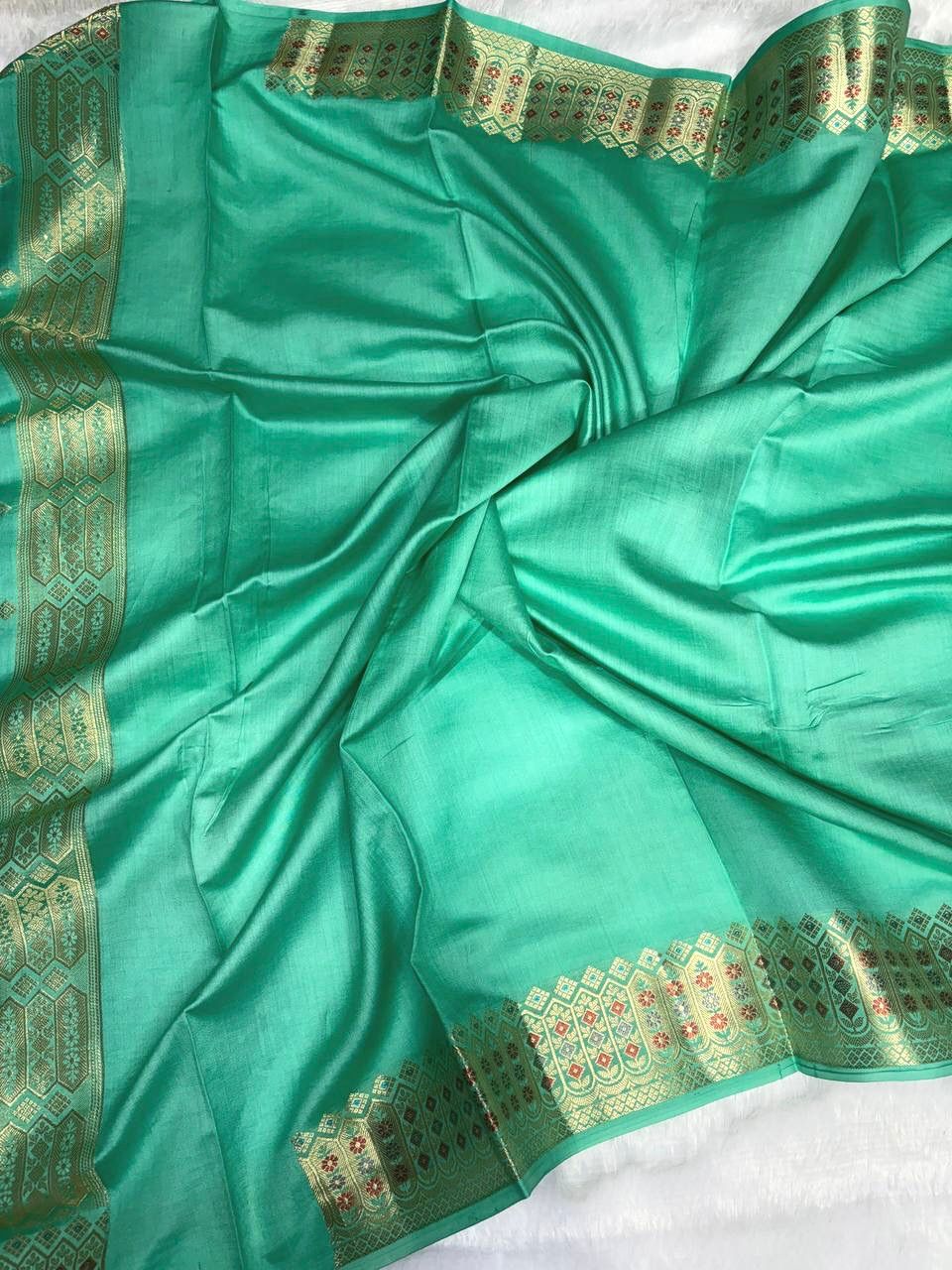 Emerald Green Handloom Chiniya Silk Banarasi Saree with Antique Zari Booti & Rich Border