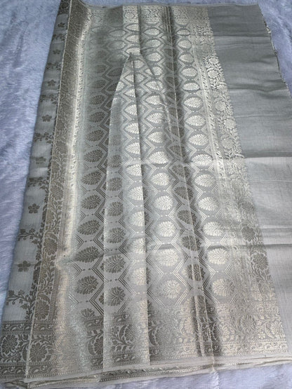 Ivory Munga Silk Saree with Antique Silver Floral 'Bel' and Diamond Jaal Pallu